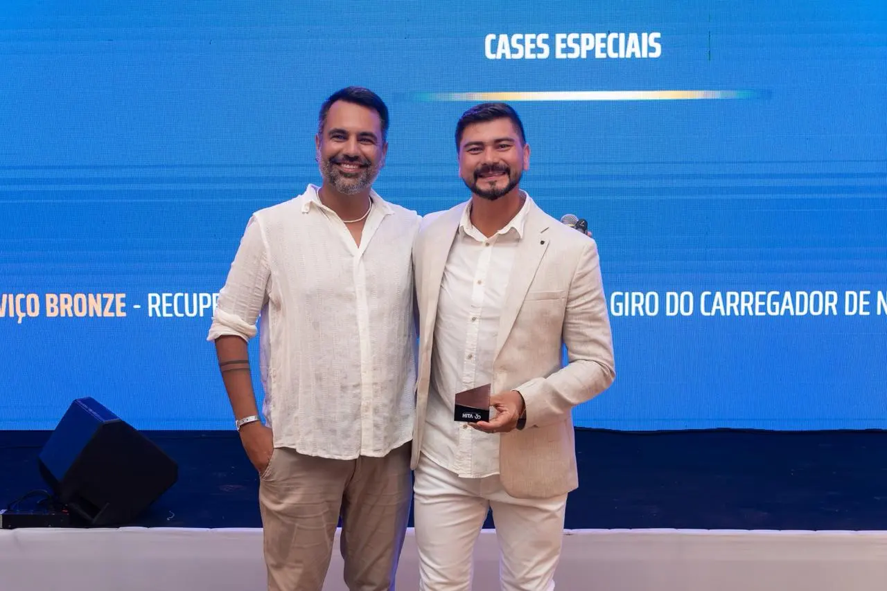 Dion Cavalcante recebendo reconhecimento na premiação HiTA