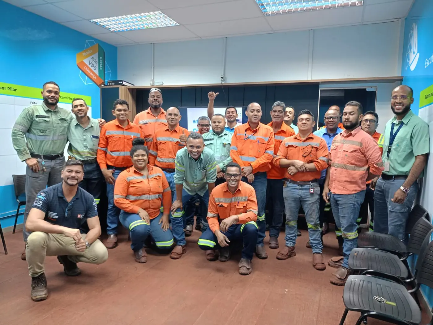 Turma de treinamento técnico com equipes de manutenção